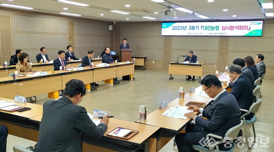 ▲ 사진 중앙 정낙선 총괄본부장이 종합경영분석회의를 주재하고 있다