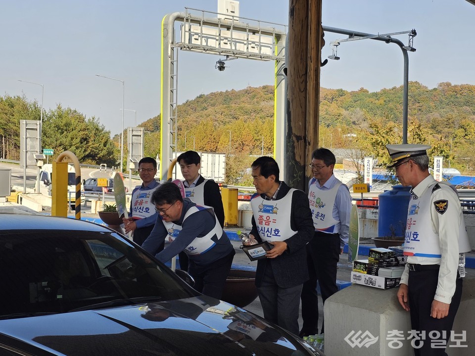 ▲ 한국도로공사 대전충남본부, 대전충남 교통안전 네트워크 기관들과 행락철 교통안전 캠페인을 전개하고 있다