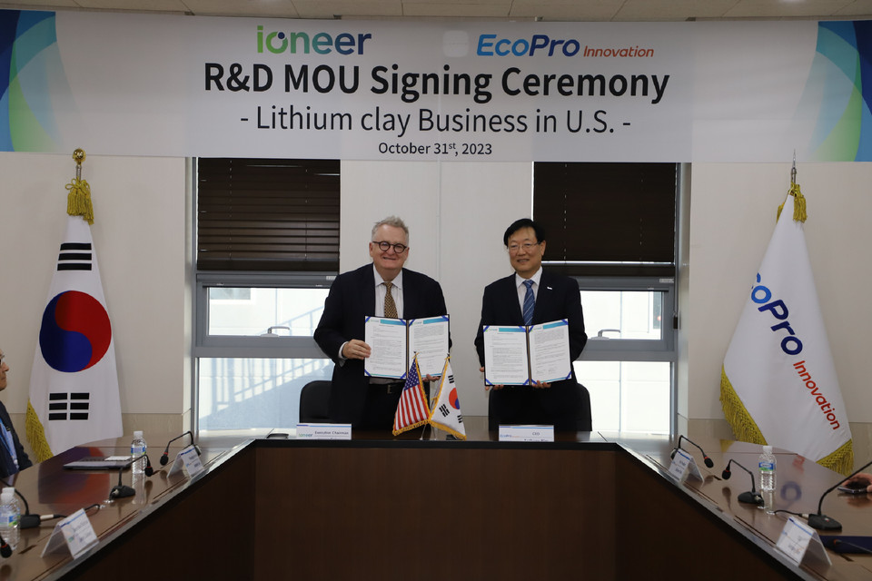 지난 10월 31일 에코프로 포항캠퍼스에서 열린 에코프로이노베이션과 아이오니어간 MOU 체결식에 참석한 에코프로이노베이션 김윤태 대표이사(오른쪽)와 제임스 캘러웨이 아이오니어 회장이 협약서를 들고 기념촬영을 하고 있다.
