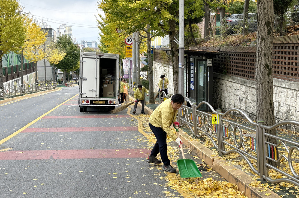 ▲ 서산시청 직원들이 침수피해예방 빗물받이 낙엽을 청소하고 있다.