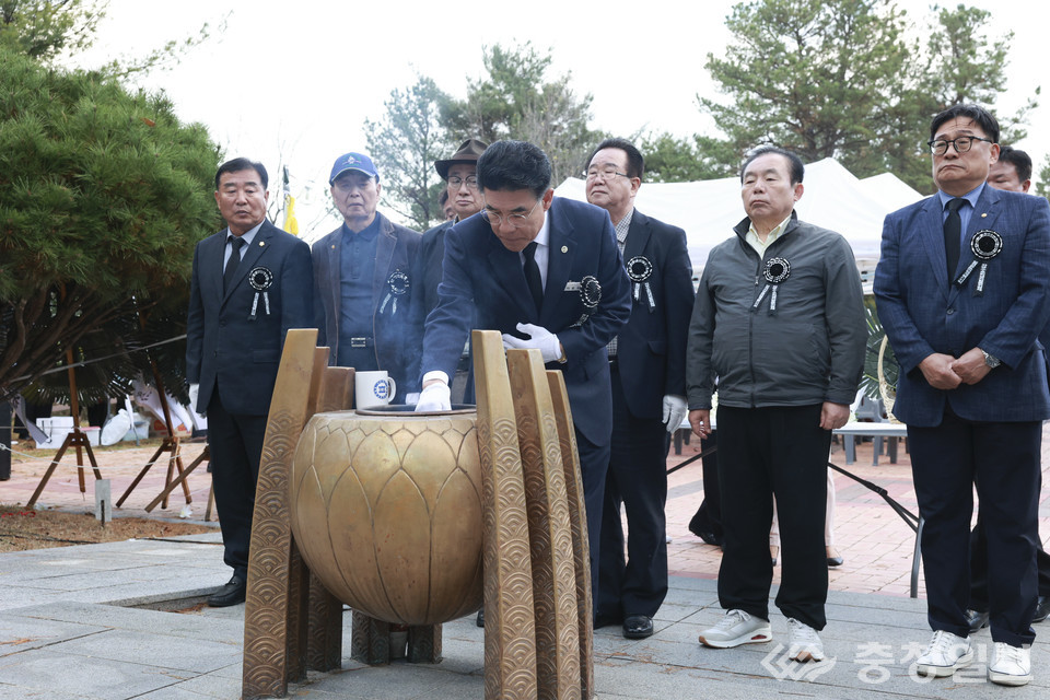 ▲ 43회 자유수호 희생 합동위령제 개최 모습 (이응우 시장 분향)