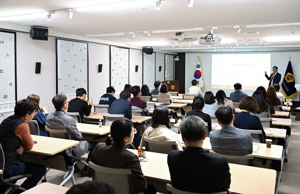▲ 세종시의회 의원과 의회사무처 직원들이 챗GPT 수강을 하고 있다./세종시의회 제공