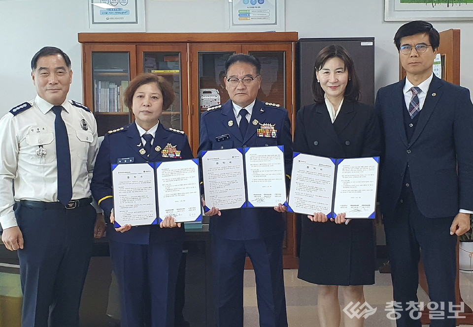 ▲ 충북 진천소방서 이월남여의소대와 이월중학교가 8일 이월중 교장시에서 학생들의 안전의식 확보를 위한 업무협약을 체결했다. 왼쪽부터 한종욱 진천소방서장, 이영주 여성의소대장, 김맘균 의소대장, 김성은 이월중 교장, 하관수 교감.