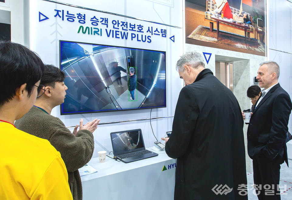▲ 관람객들이 현대엘리베이터의 첨단 유지관리 서비스 '미리'를 둘러보고 있다.