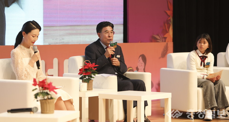 ▲ 토크콘서트 개최. 사진 가운데 이응우 시장이 시민과 이야기하고 있다