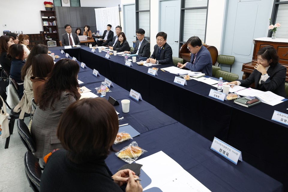 ▲ 최교진 교육감이 세종비오케이아트센터에서 하반기 ‘교육감과 함께하는 정책협의회’를 주재하고 있다./세종시교육청 제공.