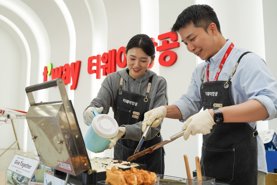 ▲ 티웨이항공의 ‘쉼 봉사’ 동호회 소속 임직원들이 10일 소방의 날 기념 봉사 활동으로 붕어빵을 굽고 있다.