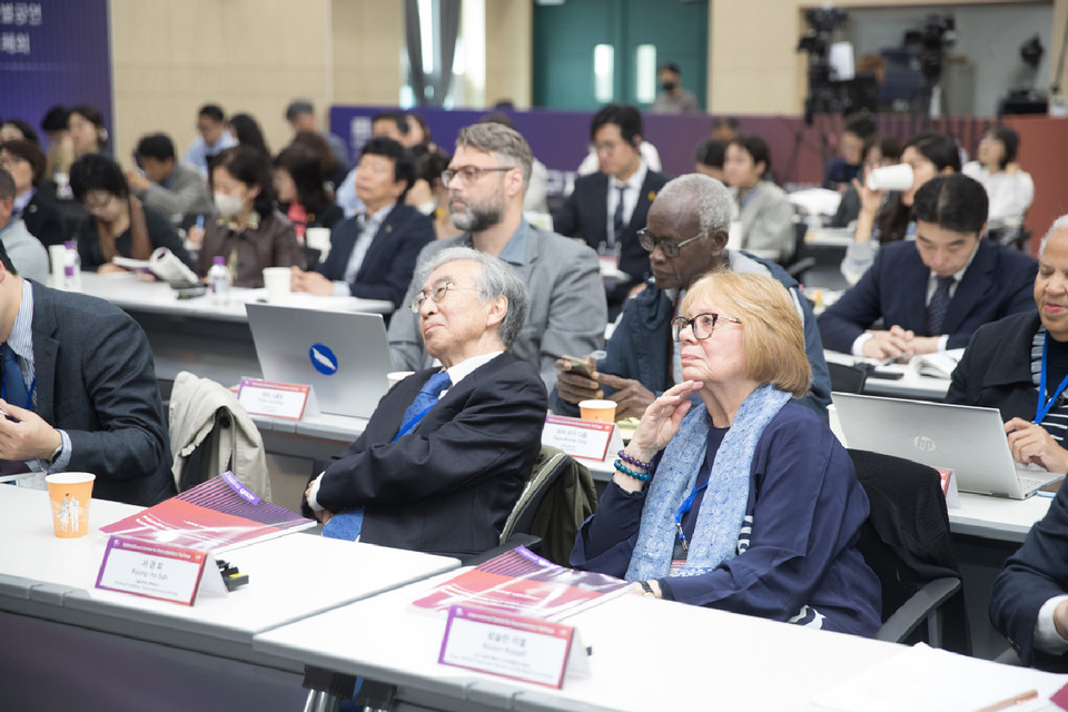 '1회 ICDH 세계기록유산 국제 컨퍼런스' 참석자들이 기조 연설을 듣고 있다.