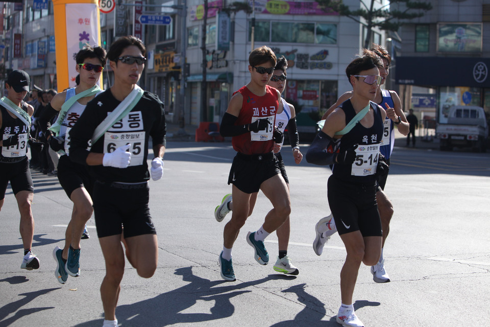 ▲ 42회 충북도 시·군 대항 역전마라톤대회 첫 날인 13일 제천 명동교차로 앞 출발 지점에서 선수들이 첫 발을 내딛고 있다. /사진=이나라기자