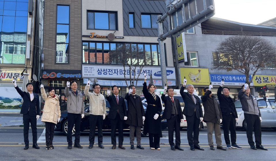 ▲ 42회 충북도 시·군대항 역전마라톤대회에서 조승남 충청일보 회장과 내빈들이 대회 시작을 알리는 시총을 하고 있다. 왼쪽부터 박시원 농협단양군지부장, 이옥자 국제라이온스 협회 365D 충북지구 제8지역 전 부총재,박희규 단양경찰서장, 지완근 단양군육상연맹 회장, 조성룡 단양군의장, 엄광열 충북육상연맹 부회장, 조승남 충청일보 회장, 김문근 단양군수, 권택조 단양군체육회장, 김진수 단양교육장, 김대열 단양문화원장, 심용석 한일시멘트 단양공장장. /사진=이나라기자