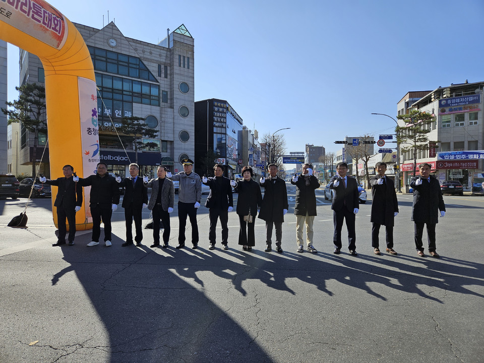 ▲ 42회 충복도 시·군 대항 역전마라톤 첫째 날인 13일 내빈들이 두번째 출발 지점인 제천 명동로타리 앞에서 출발을 알리는 시총을 하고 있다. 사진 왼쪽부터 엄정식 농협제천시지부장, 권석창 전 국회의원, 김호현 세명대 부총장, 김상수 제천문화재단 이사장, 임경호 제천경찰서장, 최승철 제천시육상연맹 회장, 이정임 제천시의장, 엄광열 충북육상연맹 부회장, 목성균 충청일보 제천·단양 담당 국장, 최명현 제천문화원장, 안성국 제천시체육회장, 강성권 제천교육장. /사진=이나라기자