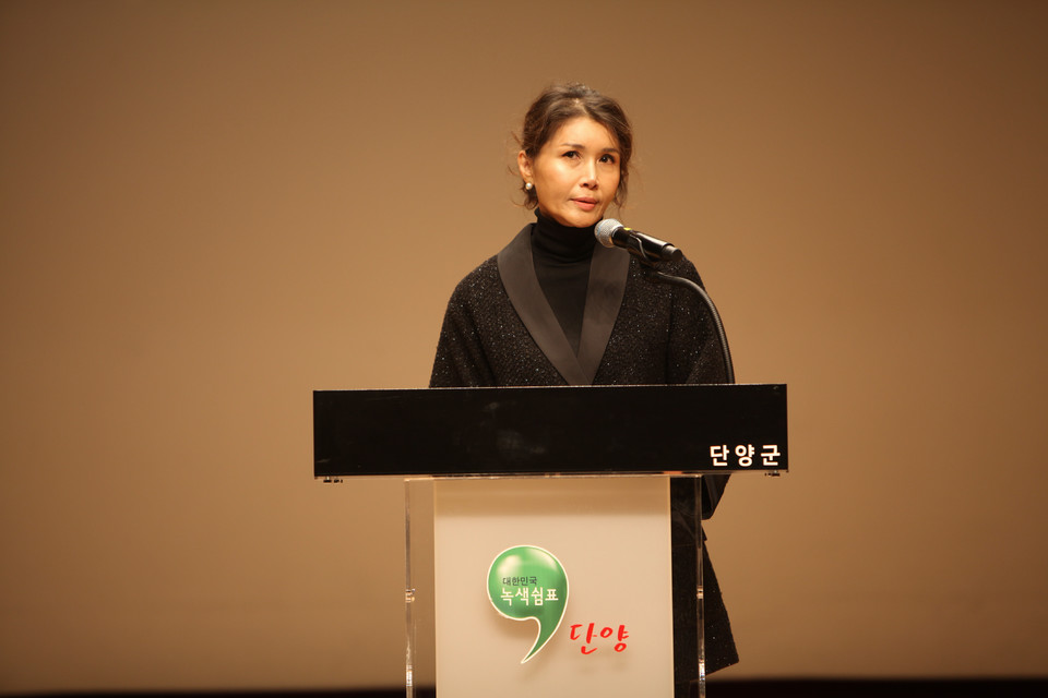 ▲ 12일 충청북도 단양군 단양문화 예술회관에서 열린 42회 충북도 시·군대항 역전마라톤대회 개회식에서 조승남 충청일보 회장, 김문근 단양군수, 김진수 단양교육지원청 교육장, 권택조 단양군체육회 회장, 엄광열 충북육상연맹 부회장이 축사를 하고 있다. /사진=이나라기자