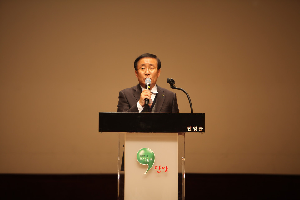 ▲ 12일 충청북도 단양군 단양문화 예술회관에서 열린 42회 충북도 시·군대항 역전마라톤대회 개회식에서 조승남 충청일보 회장, 김문근 단양군수, 김진수 단양교육지원청 교육장, 권택조 단양군체육회 회장, 엄광열 충북육상연맹 부회장이 축사를 하고 있다. /사진=이나라기자