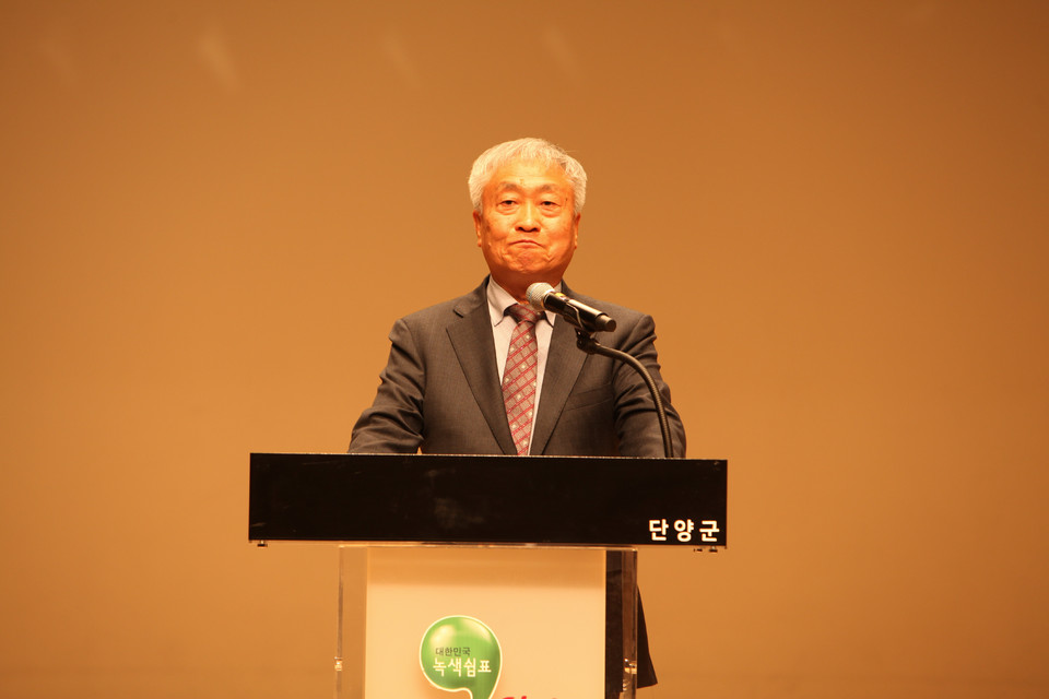 ▲ 12일 충청북도 단양군 단양문화 예술회관에서 열린 42회 충북도 시·군대항 역전마라톤대회 개회식에서 조승남 충청일보 회장, 김문근 단양군수, 김진수 단양교육지원청 교육장, 권택조 단양군체육회 회장, 엄광열 충북육상연맹 부회장이 축사를 하고 있다. /사진=이나라기자