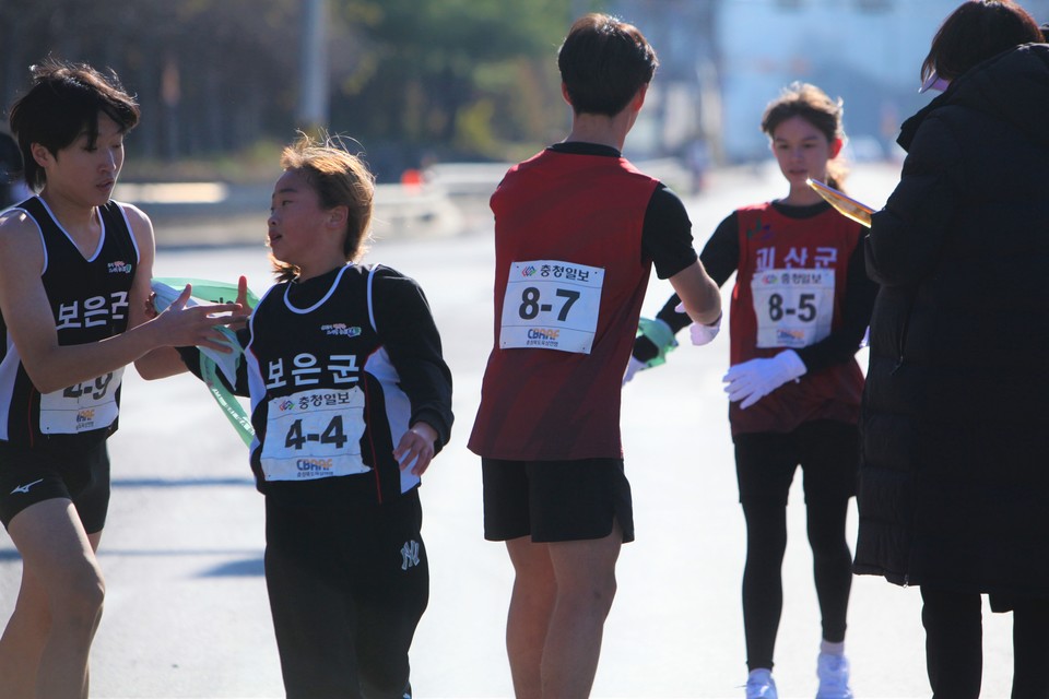▲ 42회 충북도 시·군 대항 역전마라톤대회 첫 날인 13일 첫 번째 주자가 다음 주자에게 바통 터치를 하고 있다. /사진=이나라기자