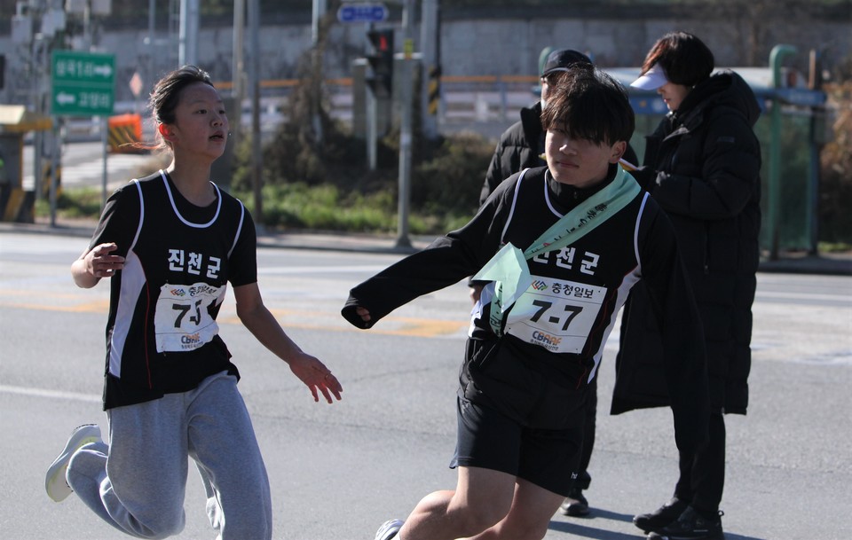 ▲ 42회 충북도 시·군 대항 역전마라톤대회 첫 날인 13일 첫 번째 주자가 다음 주자에게 바통 터치를 하고 있다.​​​​​​​/사진=이나라기자