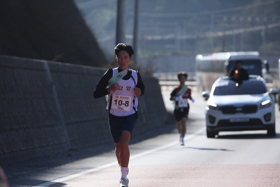 ▲ 42회 충북도 시·군 대항 역전마라톤대회 첫 날인 13일 선수들이 치열한 선두 경쟁을 벌이고 있다. ​​​​​​​/사진=이나라기자