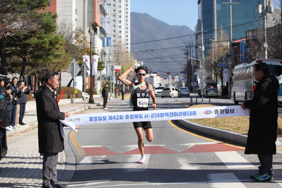 ▲ 42회 충북도 시·군 대항 역전마라톤대회 첫 날인 13일 청주시 김종윤 선수가 결승선을 통과하고 있다. ​​​​​​​/사진=이나라기자