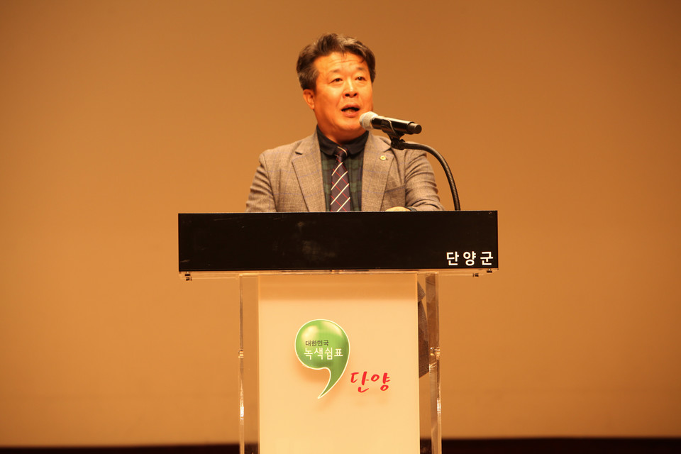 ▲ 12일 충청북도 단양군 단양문화 예술회관에서 열린 42회 충북도 시·군대항 역전마라톤대회 개회식에서 조승남 충청일보 회장, 김문근 단양군수, 김진수 단양교육지원청 교육장, 권택조 단양군체육회 회장, 엄광열 충북육상연맹 부회장이 축사를 하고 있다. /사진=이나라기자