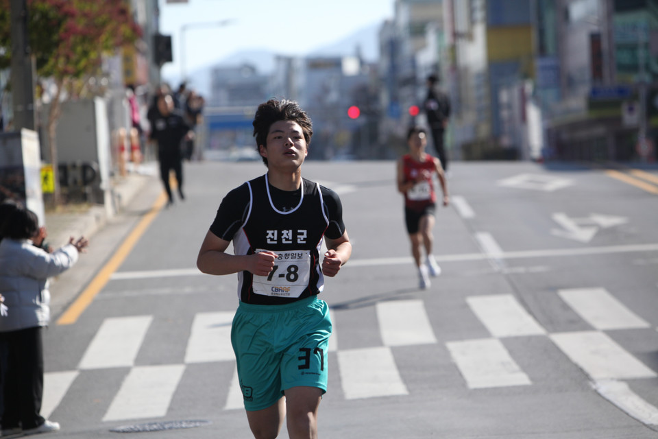 ▲ 42회 충북도 시·군 대항 역전마라톤대회 첫 날인 13일 선수들이 치열한 선두 경쟁을 벌이고 있다. ​​​​​​​/사진=이나라기자