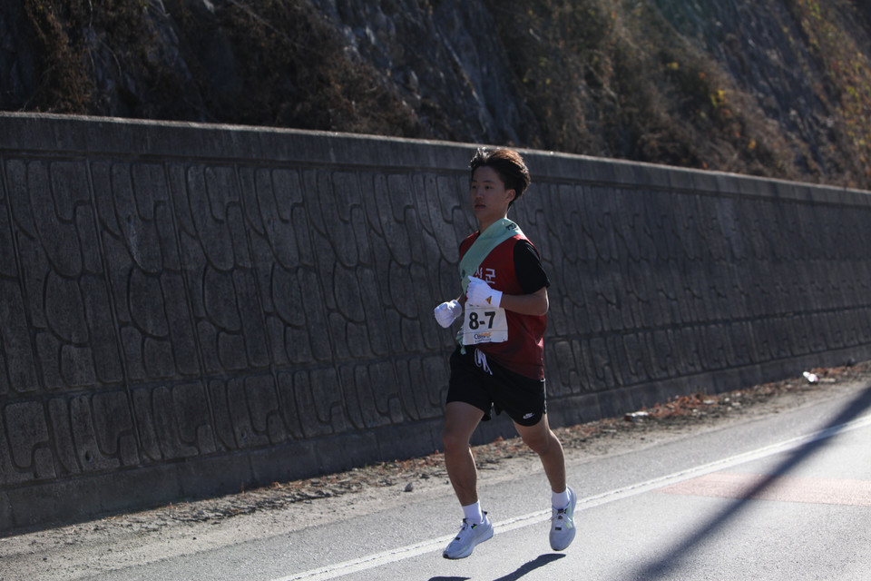 ▲ 42회 충북도 시·군 대항 역전마라톤대회 첫 날인 13일 선수들이 치열한 선두 경쟁을 벌이고 있다. ​​​​​​​/사진=이나라기자