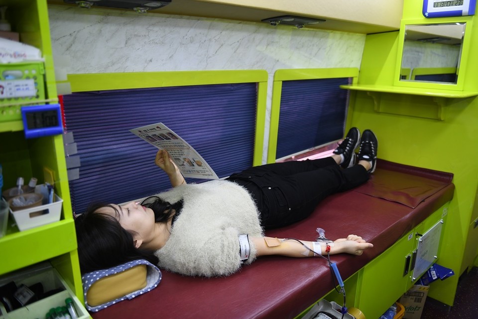 ▲ 건보공단 직원이 헌혈에 참여하고 있다./건보공단 대전세종충청본부 제공