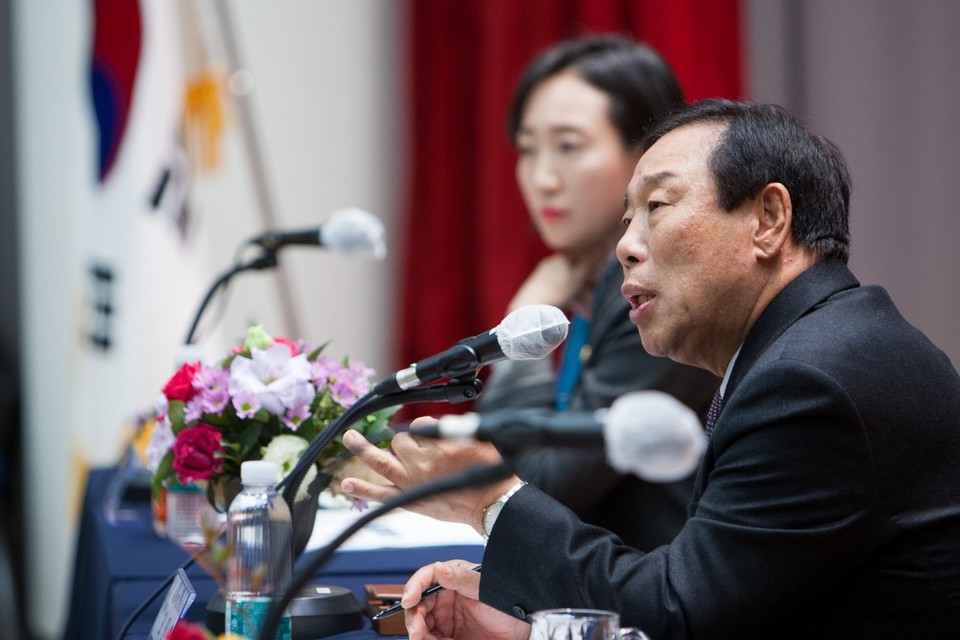 ▲ 최민호 세종시장이 나성동 시민과의 대화에서 시민의 질문에 답변을 하고 있다./세종시제공