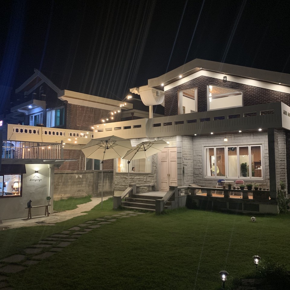 ▲ 넷플릭스 드라마 ‘정신병동에도 아침이 와요’의 촬영지가 된 ‘카페 삼양리’ 전경.