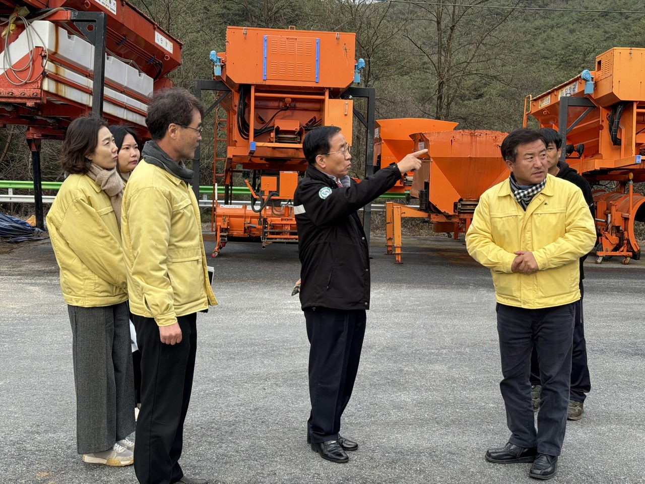 ▲ 지난 17일 김문근 군수(가운데)가 도로관리 전진기지에서 제설장비를 살펴보고 있다. 사진=단양군제공