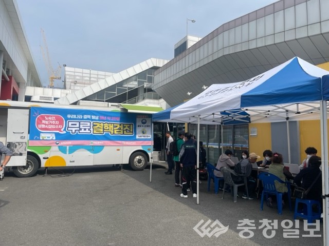 ▲ 지난 10월 대전역 노숙인 대상 무료결핵검진 모습