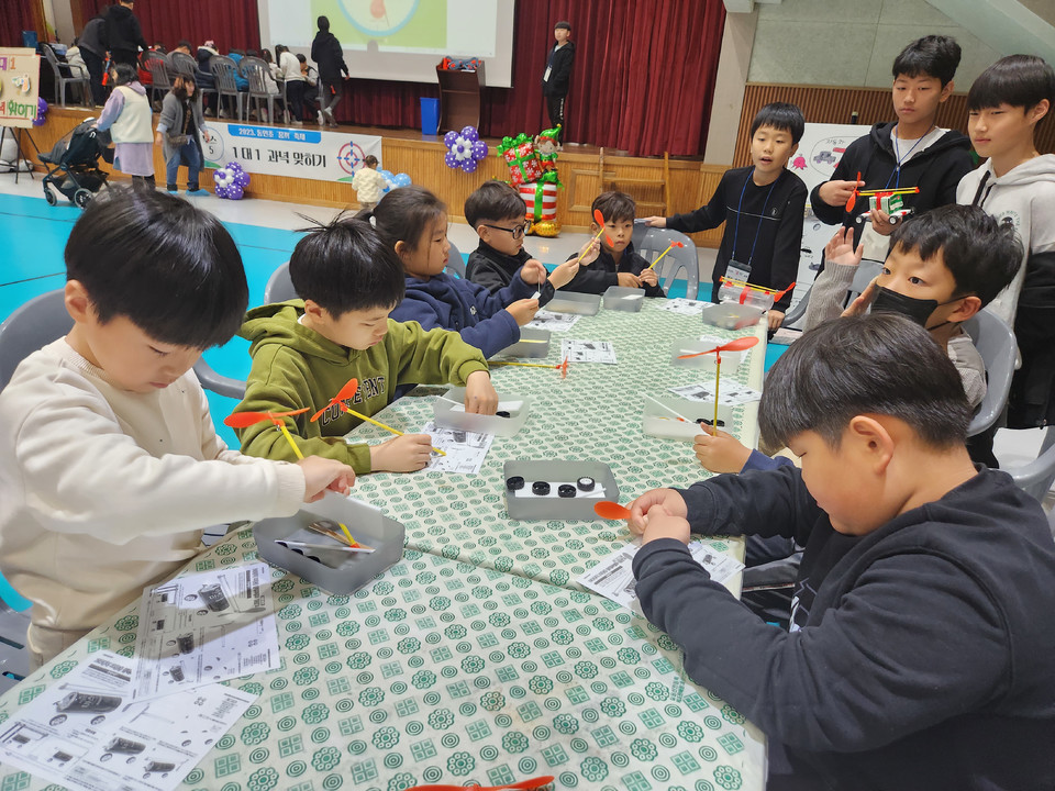 ▲ 23일 '꿈끼' 축제에서 동인초등학교 학생들이 체험활동을 하고 있다.