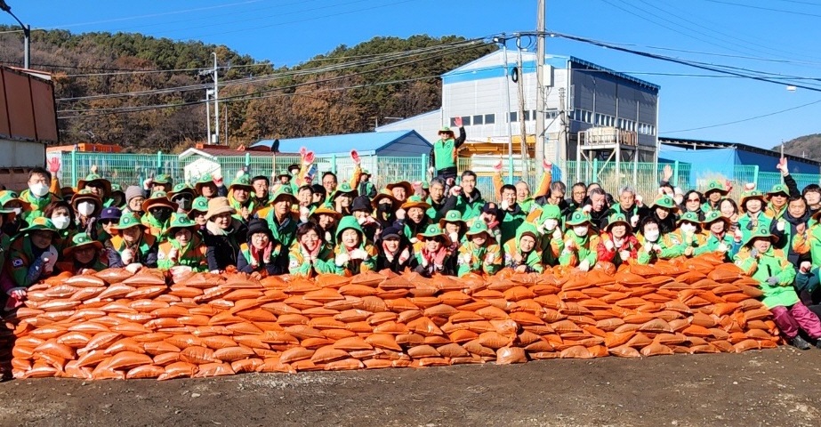 ▲ 세종시 자율방제단이 겨울철 대비 모래주머니를 제작, 결빙 취약지역에 집중 배치했다./세종시