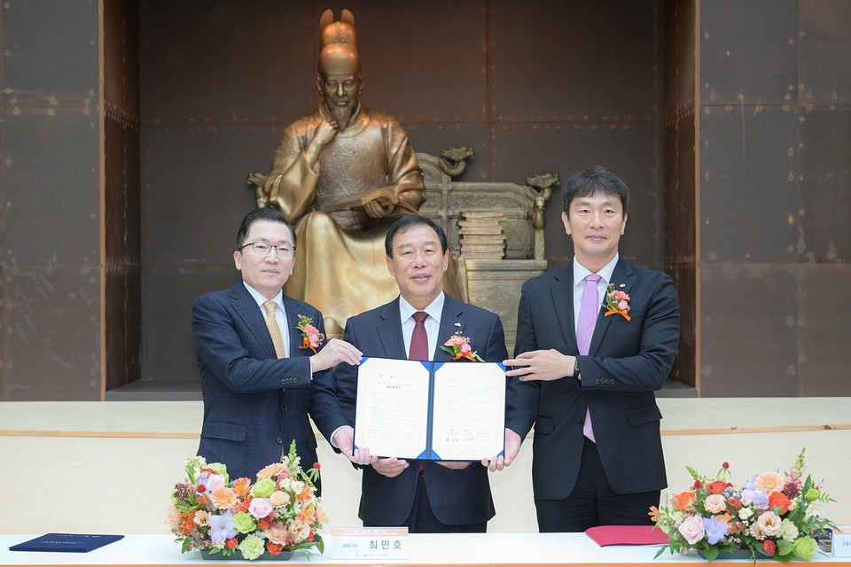 ▲ 왼쪽부터) 나채범 한화손해보험 대표, 최민호 세종시장, 이복현 금융감독원장./세종시