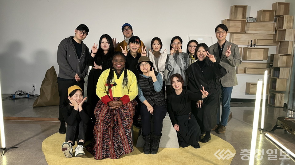 ▲ 다중문화페스티벌 '풀이 연습' 공연 개최. 외국인 소리꾼 마포 로르(앞줄 왼쪽에서 두 번째)와 관계자들