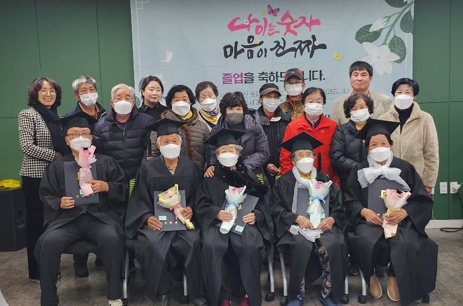 ▲ 단양군치매안심센터 치매환자 쉼터 '같이 가요, 기억동행’ 졸업식과 수료식에 참석한 참가자와 가족들 모습. 사진=단양군제공