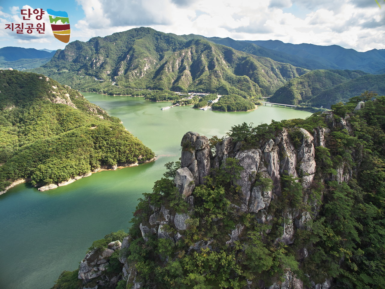 ▲ 세계지질공원 신청지 중 한 곳인 단양 구담봉 전경. 사진=단양군제공