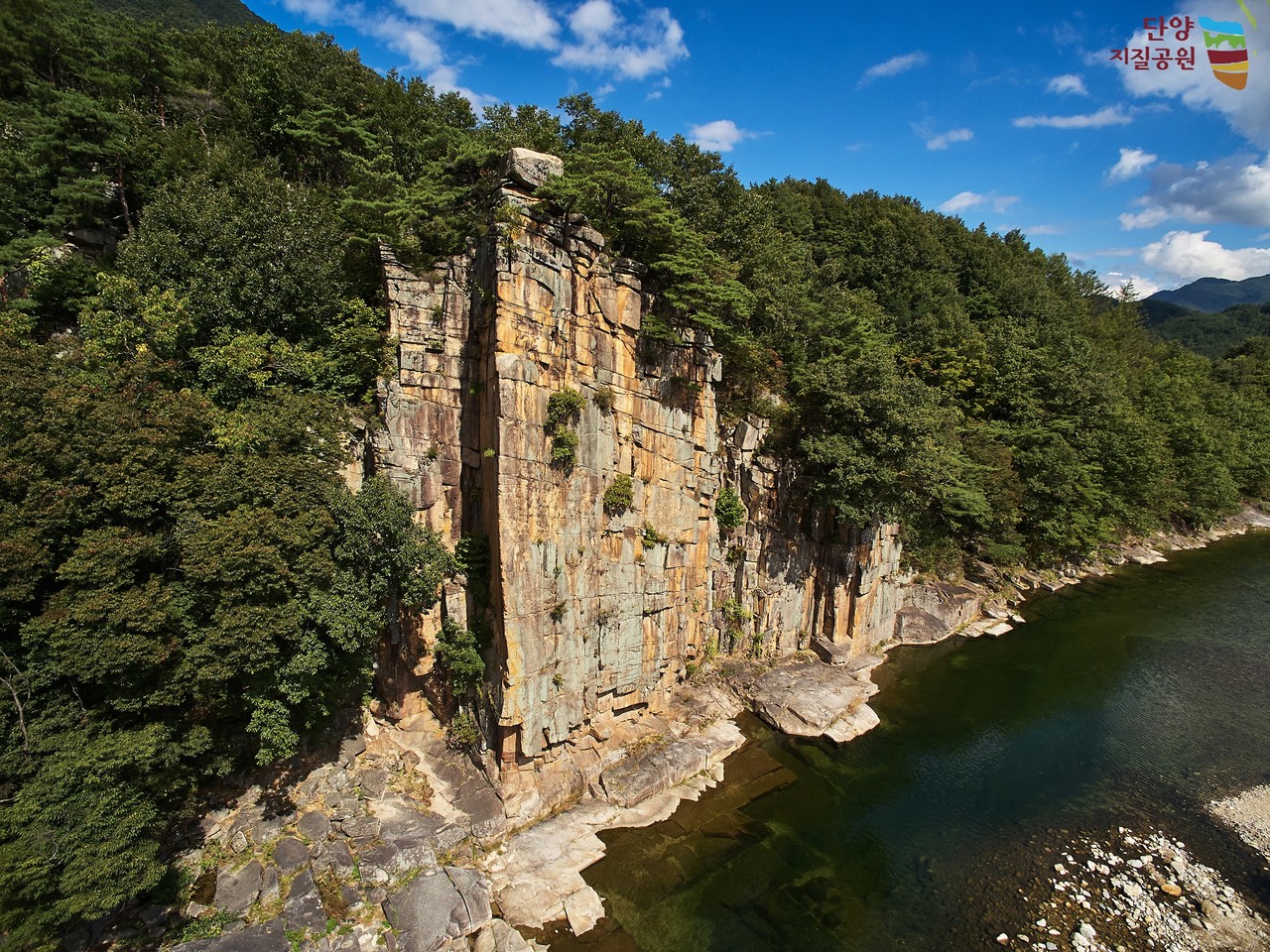 ▲ 세계지질공원 신청지 중 한 곳인 단양 사인암 전경. 사진=단양군제공