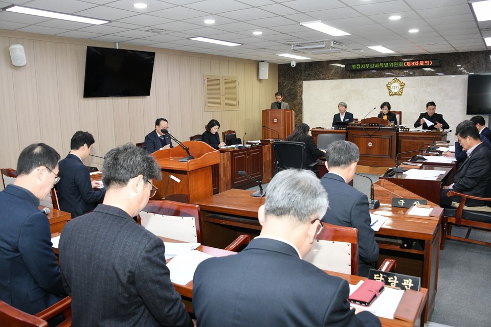 ▲ 충북 옥천군의회가 집행부 대한 행정사무감사를 진행하고 있다.