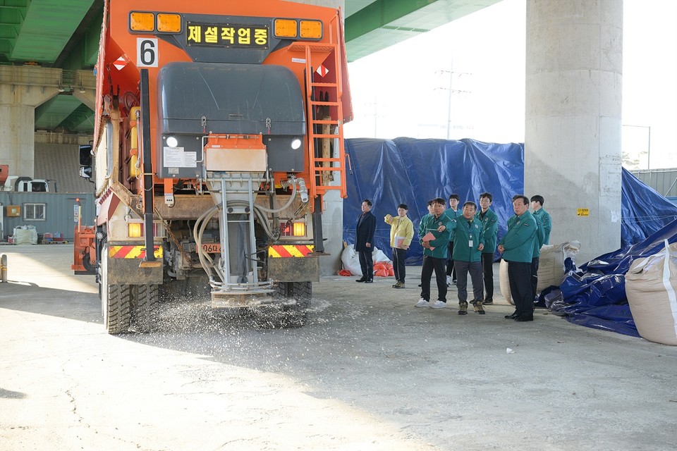 ▲ 최민호 세종시장이 제설차량 제설제 살포 준비 과정을 살피고 있다./세종시 제공