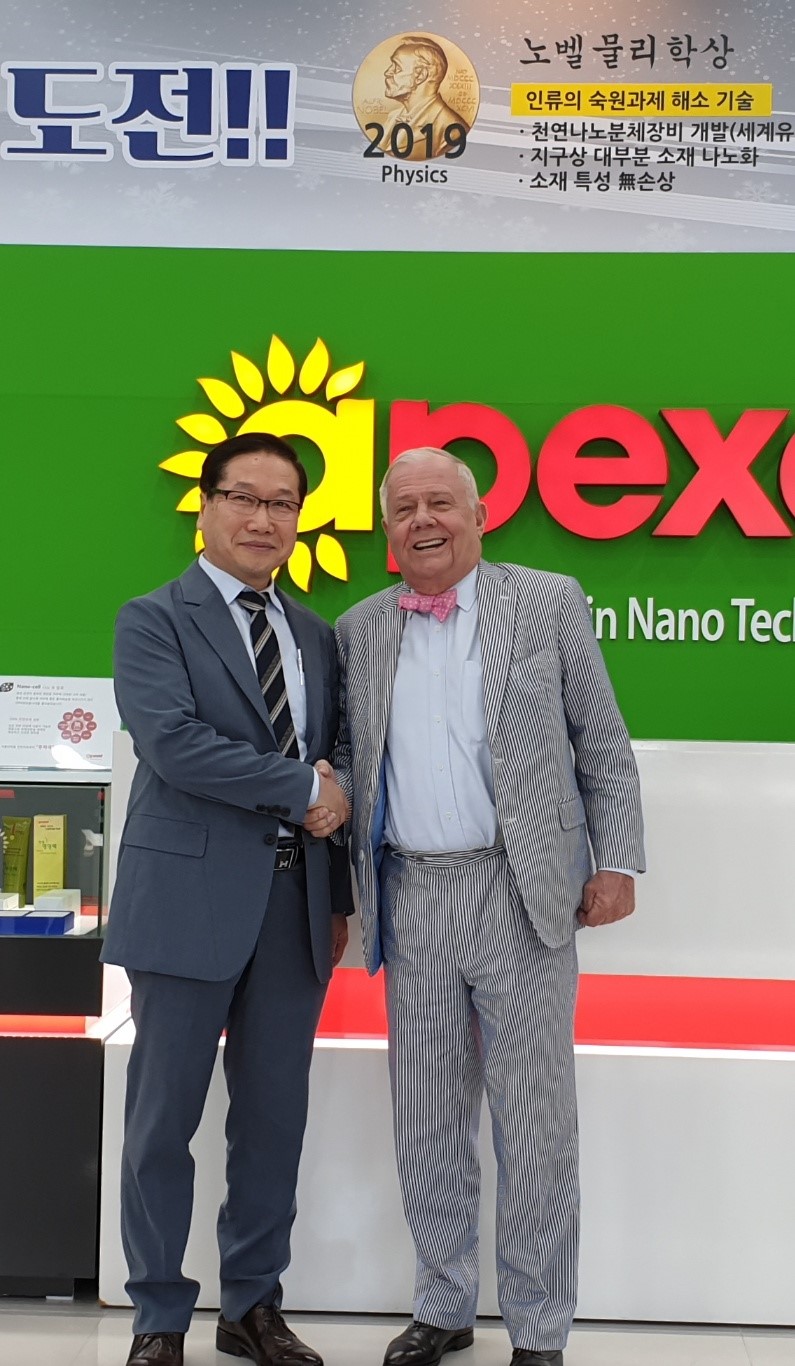 ▲ 지난 2019년 방한한 짐 로저스는 강대일 대표(왼쪽)와 함께 서울 마포구 합정동 에이펙셀 나노과학관을 둘러봤다.