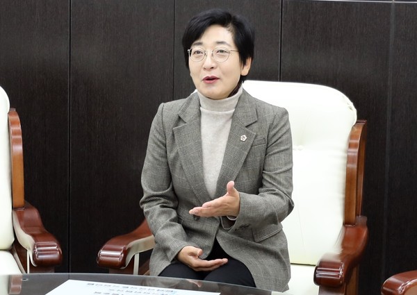 ▲ 이순열 세종시의장이 충남도립대를 방문해 학교 현황 등을 듣고 있다./세종시의회 제공