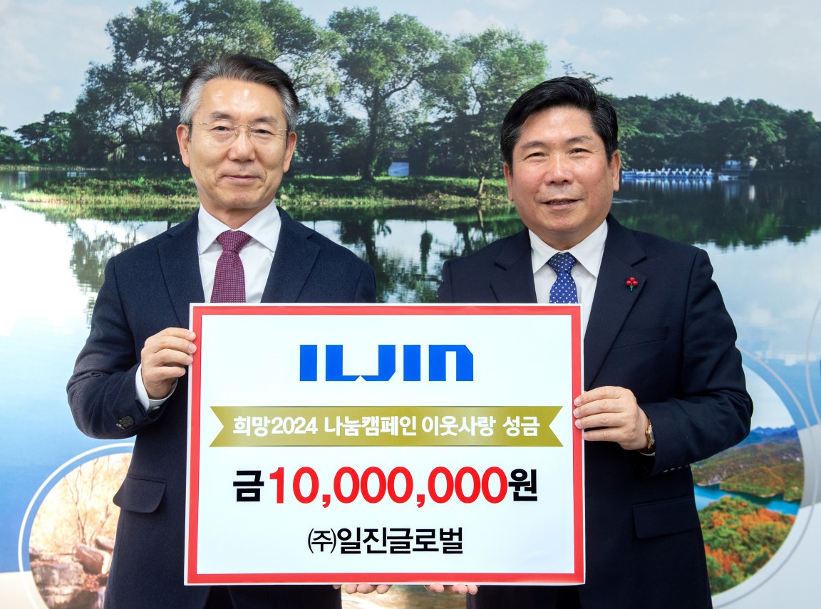 ▲ 송영수 ㈜일진글로벌 대표(왼쪽)가 김창규 시장에게 성금을 전달하고 있다. 사진=제천시제공