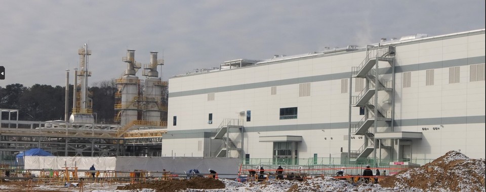 ▲ 2024년 갑진년(甲辰年), 희망의 새해가 밝았다. 올해 충북 경제는 ‘반도체’와 ‘이차전지’의 수출 증가로 수출 규모가 300억달러에 이를 것으로 기대된다. 특히 LG에너지솔루션은 청주 오창산업단지에 오는 2026년까지 1·2공장(OC9동·OC10동)을 신축하고 있다. 테슬라에 납품할 4680 배터리를 양산할 OC9동은 이미 완공돼 생산 설비를 하고 있고, OC10동(사진)도 2026년 완공돼 본격적인 가동을 시작하면 충북이 이차전지의 중심이 될 것이다. 하루하루는 반복되는 삶이지만 하루가 다르게 변화하는 산업현장처럼 매일 성장하는 2024년이 되길 소망한다. /김재옥기자