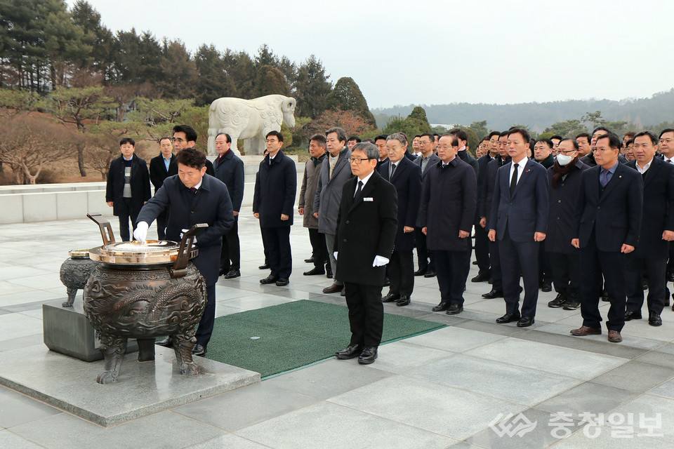 ▲ 신임 김영훈 본부장(사진 맨 앞)이 국립대전현충원에 참배하고 있다