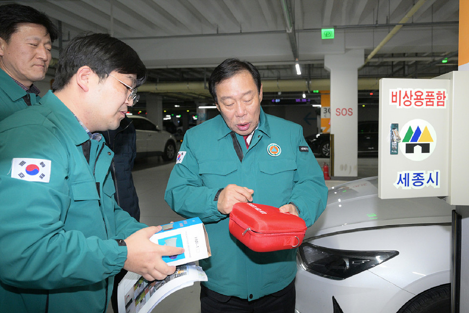 ▲ 최민호 세종특별자치시장(오른쪽)이 지난 5일 지역 내 민방위 비상대피시설에 대한 긴급 현장 점검을 실시하고 있다.