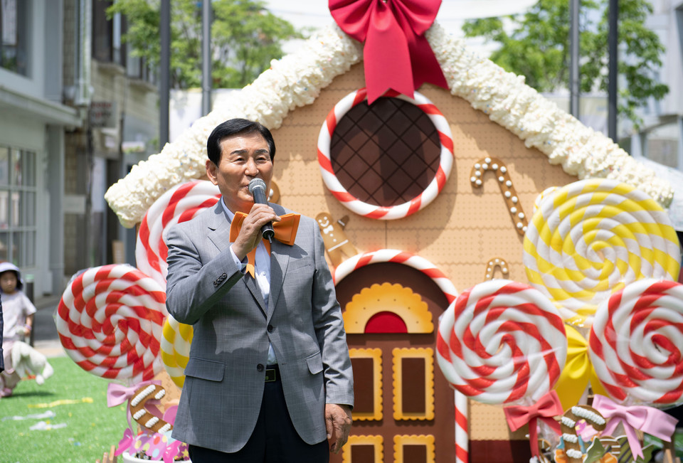 김병국 청주시의회 의장이 '봄: 중앙동화'(중앙동) 축제에 참석해 인사를 하고 있다.