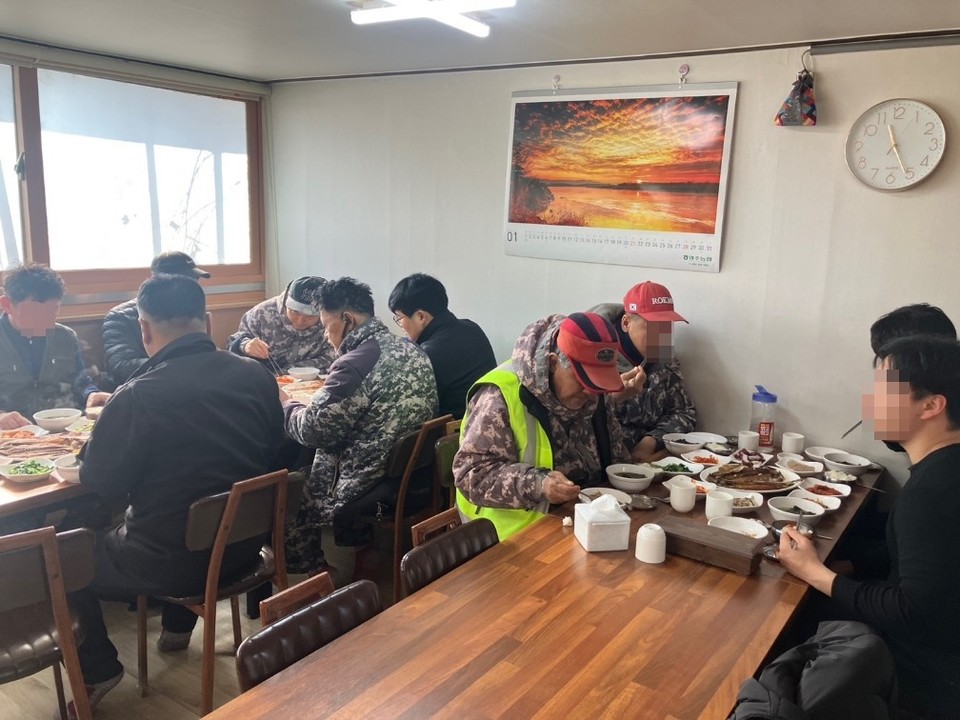 ▲ 매포읍사무소 환경미화원들이 매포읍 진원식당에 초청돼 식사를 하고 있다. 사진=단양군제공