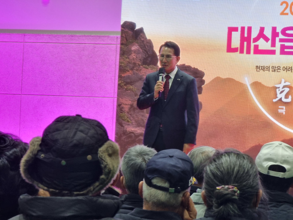 ▲ 이완섭 서산시장이 지난15일 대산읍커뮤니티센터에서 시민과 대화하고 있다.