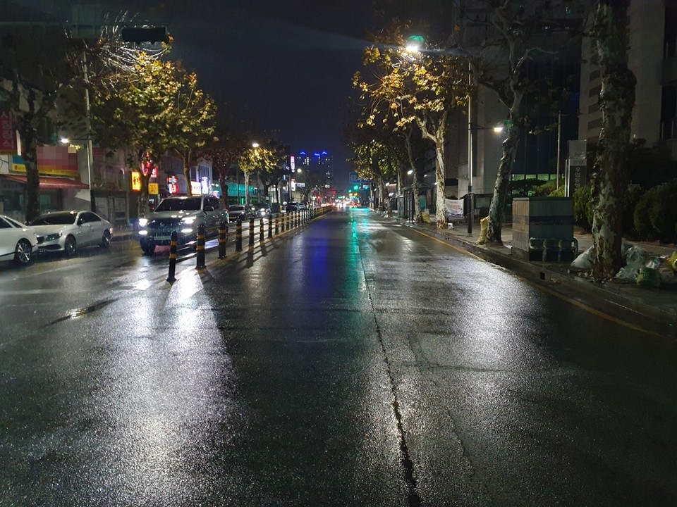 ▲ 비에 젖은 청주 시내 한 도로