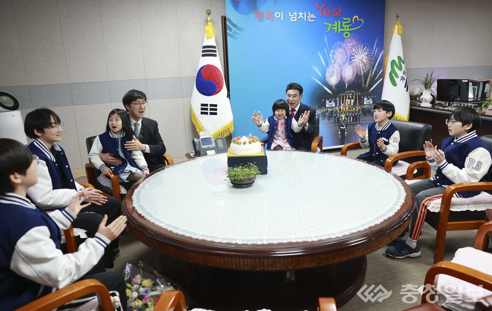▲ 이응우 계룡시장(중앙 우측)이 일곱 자녀를 둔 윤재성씨(좌측) 가족을 초청해 득남을 축하해 주고 있다